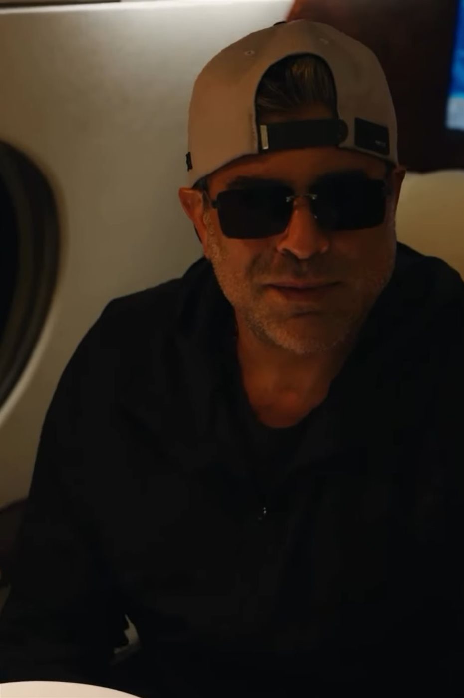 وائل كفوري ينجو بحياته بعد عطل فني أصاب الطائرة ويطمئن جمهوره: الله ستر