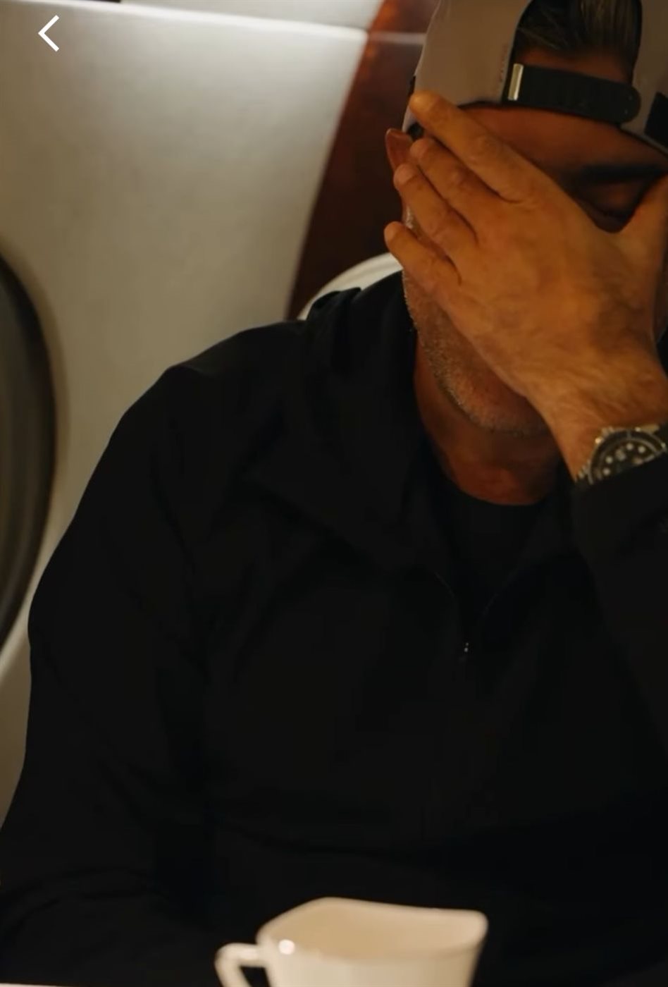 وائل كفوري ينجو بحياته بعد عطل فني أصاب الطائرة ويطمئن جمهوره: الله ستر