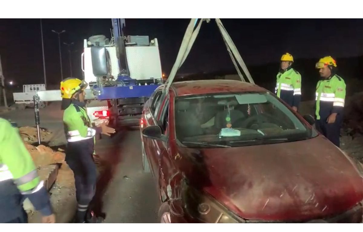 سقوط سيارة ملاكي داخل حفرة