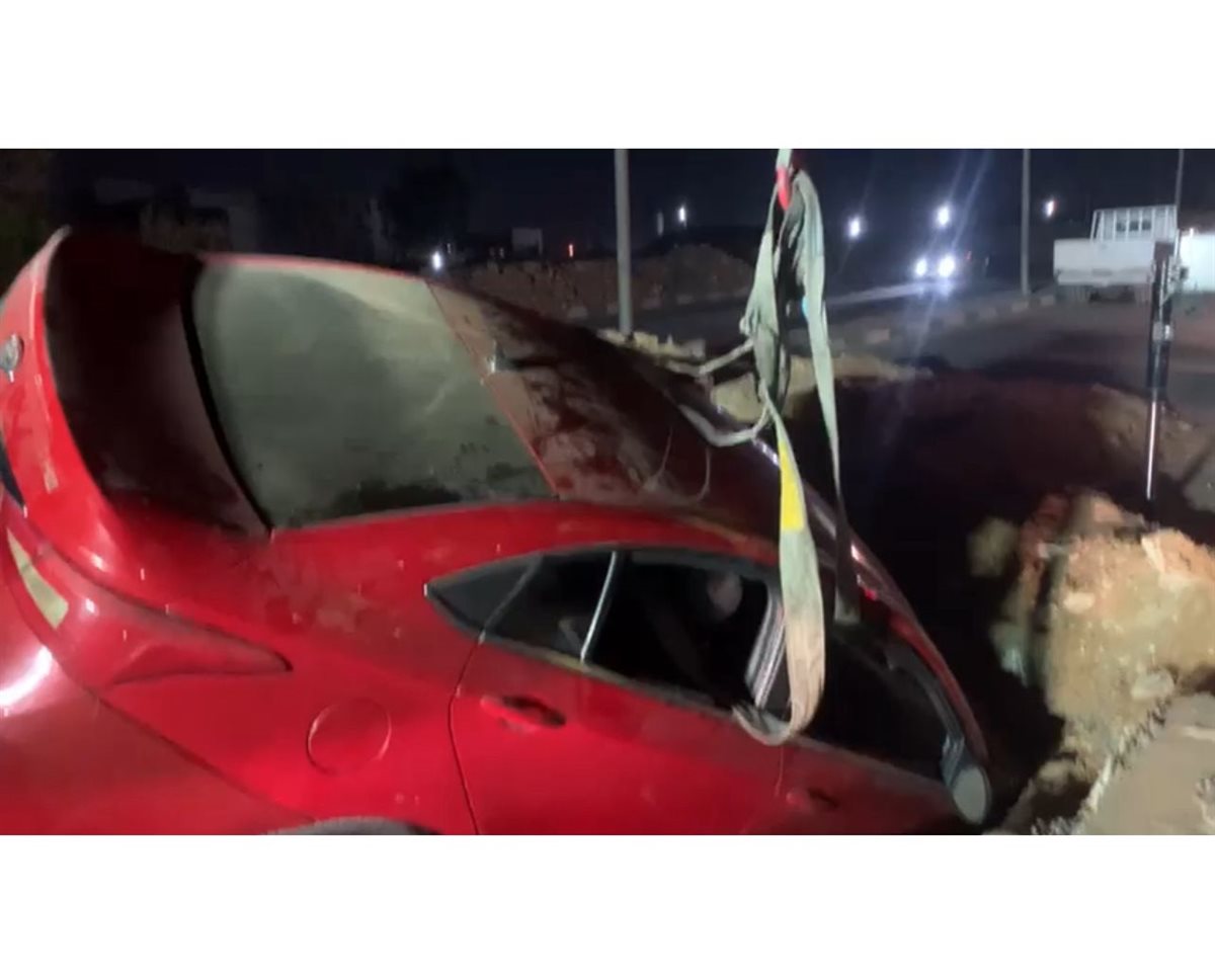 سقوط سيارة ملاكي داخل حفرة