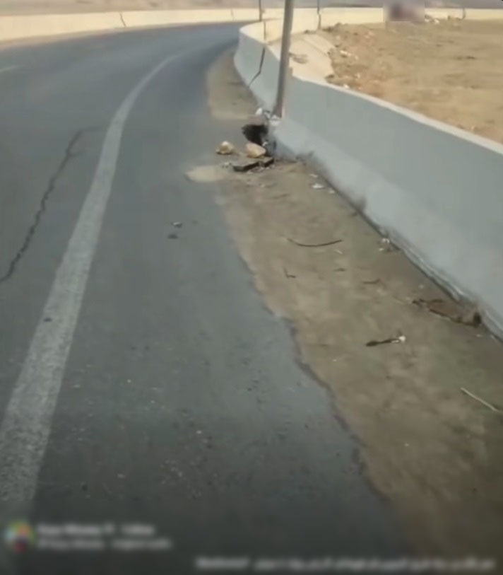 هبوط أرضى بطبقة الأسفلت الملاصق لسور أحد الكباري بطريق السويس