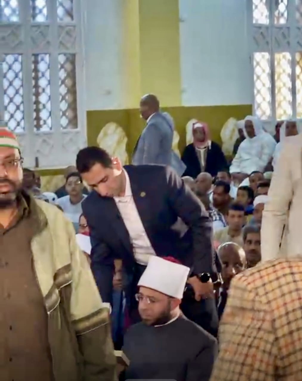 وزير الأوقاف يقبل مصحف أهداه له مواطن بالمسجد