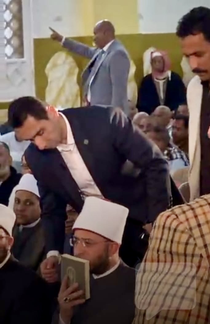 وزير الأوقاف يقبل مصحف أهداه له مواطن بالمسجد