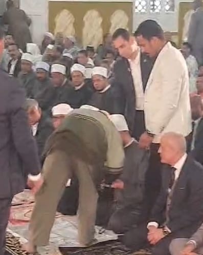 وزير الأوقاف يقبل مصحف أهداه له مواطن بالمسجد