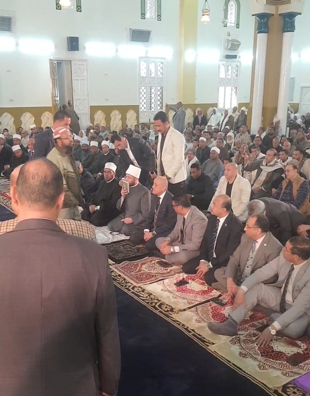 وزير الأوقاف يقبل مصحف أهداه له مواطن بالمسجد
