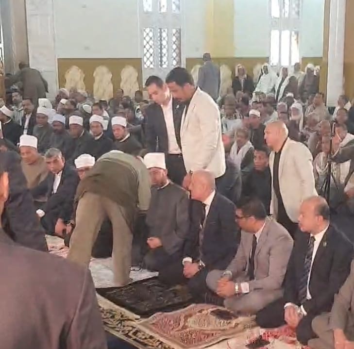 وزير الأوقاف يقبل مصحف أهداه له مواطن بالمسجد