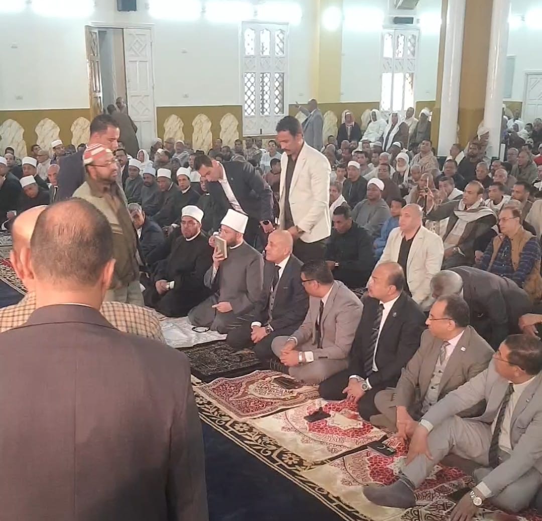 وزير الأوقاف يقبل مصحف أهداه له مواطن بالمسجد