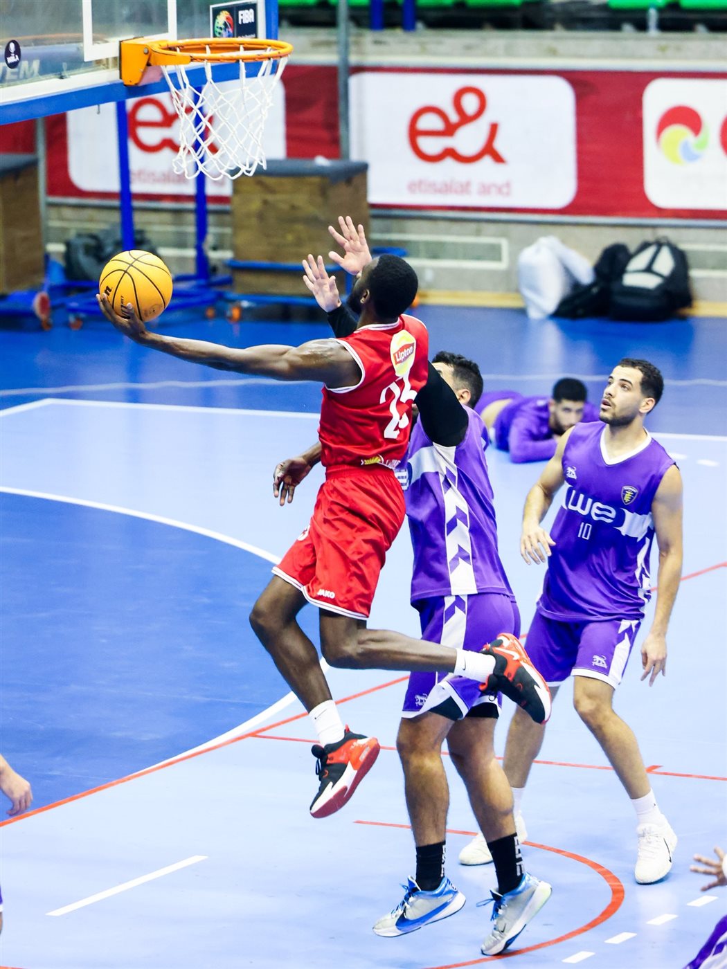 <strong>الأهلي يفوز على&nbsp;</strong><span style=