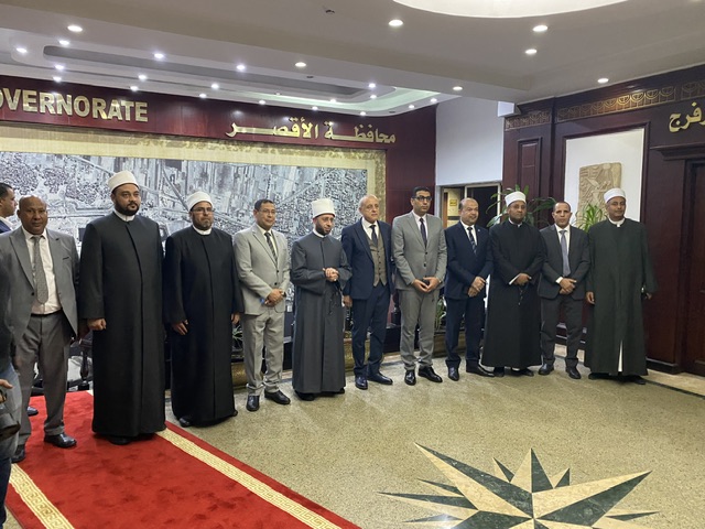 محافظ الأقصر يصحب وزير الأوقاف حتى باب السيارة