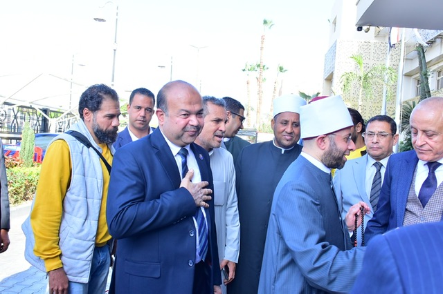 محافظ الأقصر يصحب وزير الأوقاف حتى باب السيارة