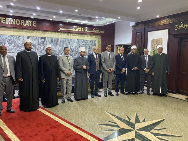 محافظ الأقصر يصحب وزير الأوقاف حتى باب السيارة