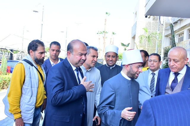 محافظ الأقصر يصحب وزير الأوقاف حتى باب السيارة