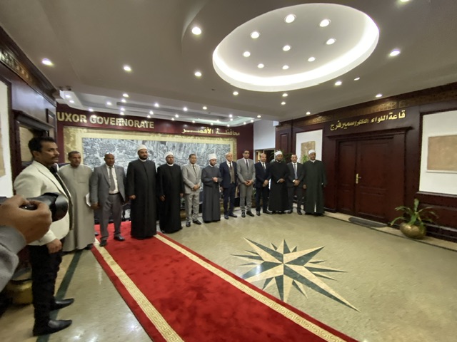 محافظ الأقصر يصحب وزير الأوقاف حتى باب السيارة