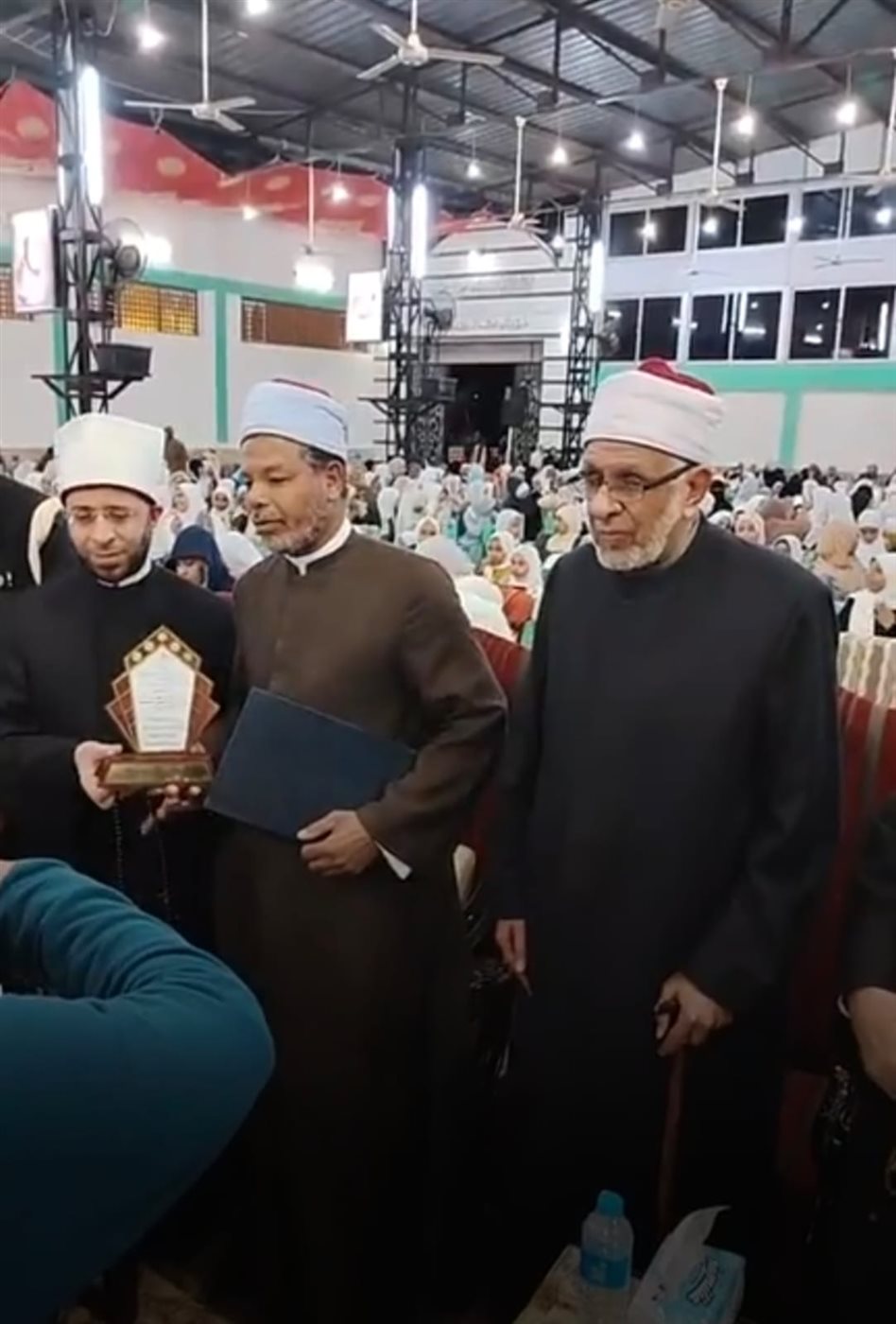 وزير الأوقاف يكرم الشيخ المجتهد