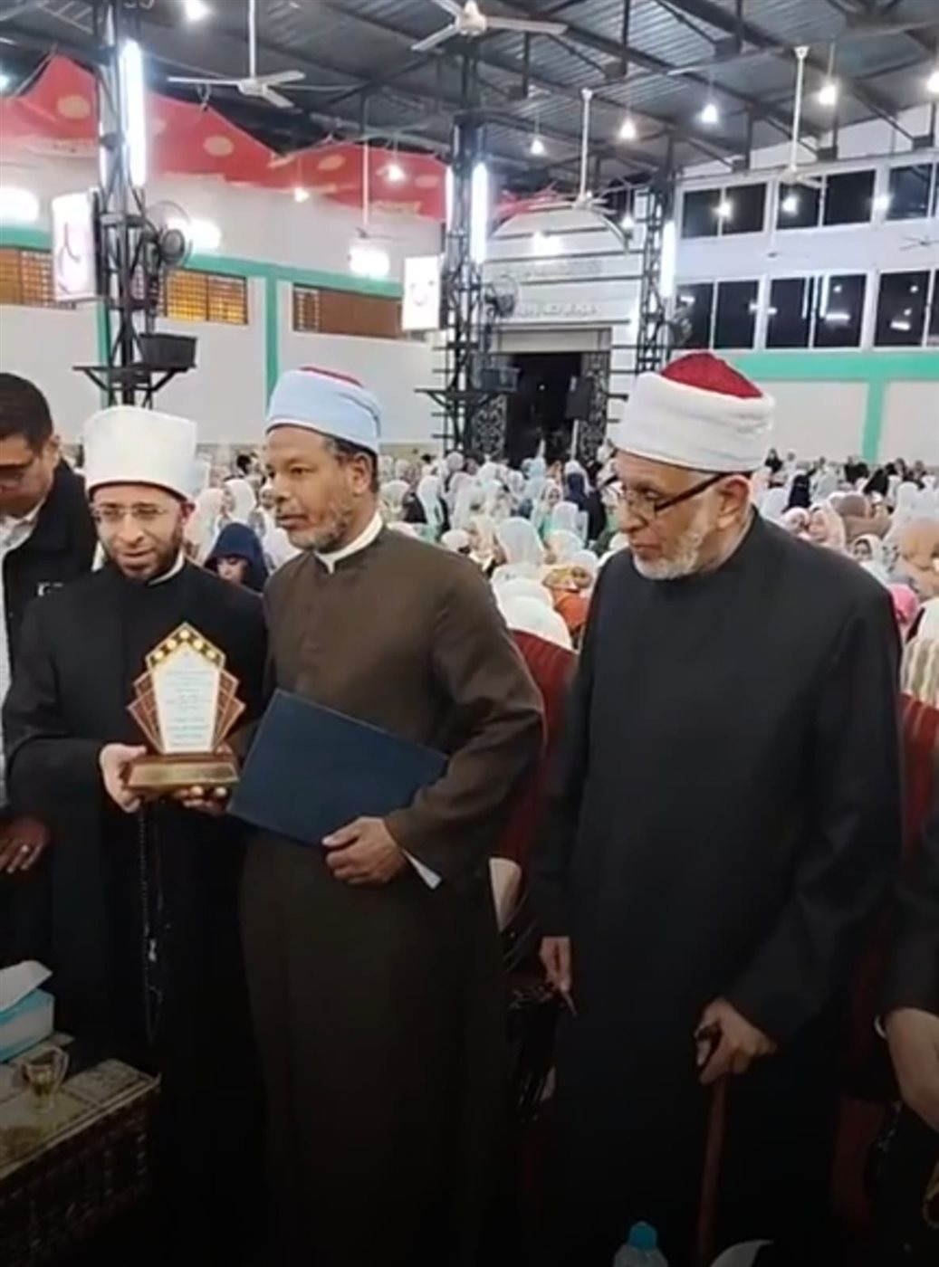 وزير الأوقاف يكرم الشيخ المجتهد