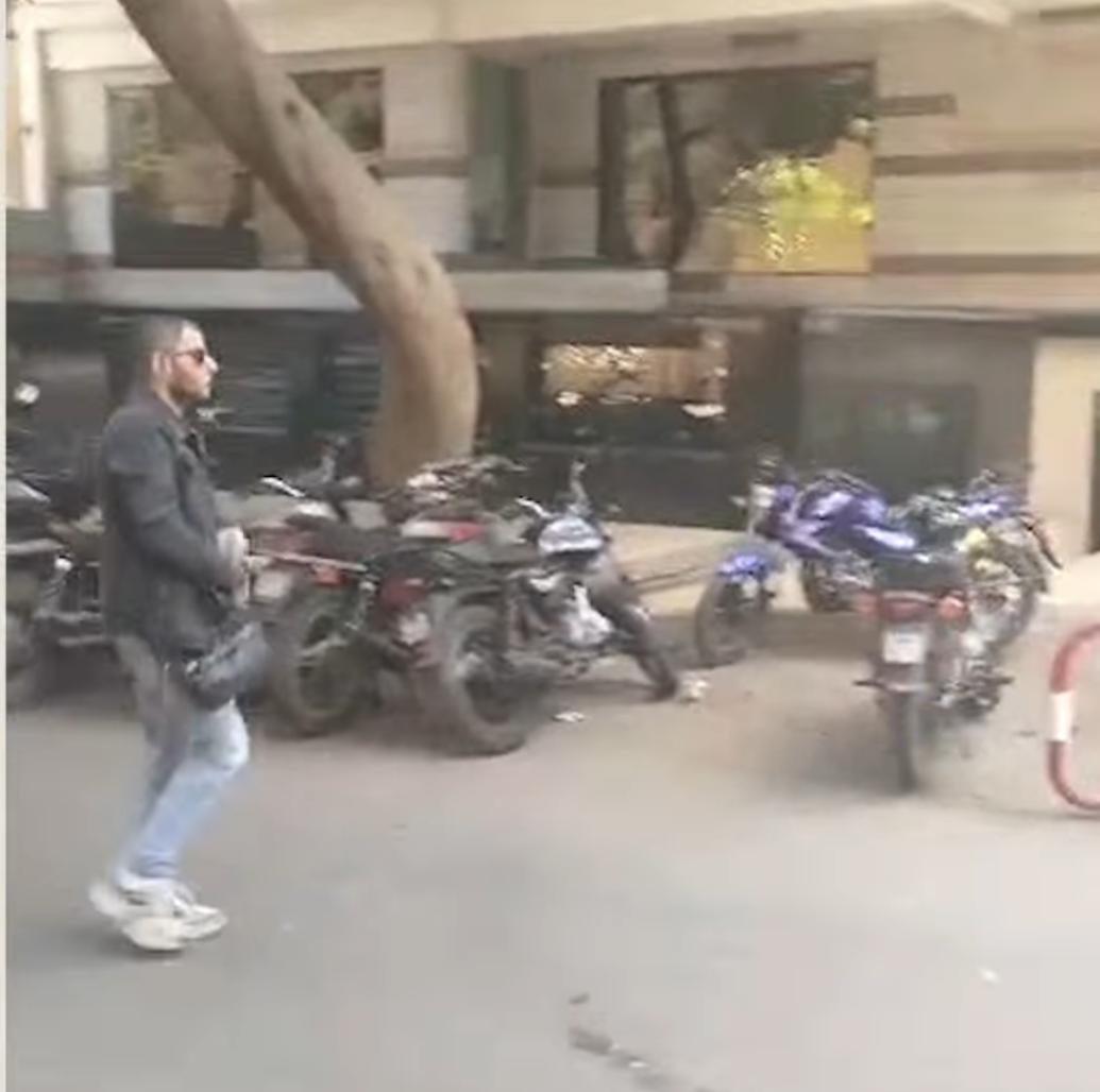 عمر فاروق الفيشاوي يصل المستشفى لوداع والدته