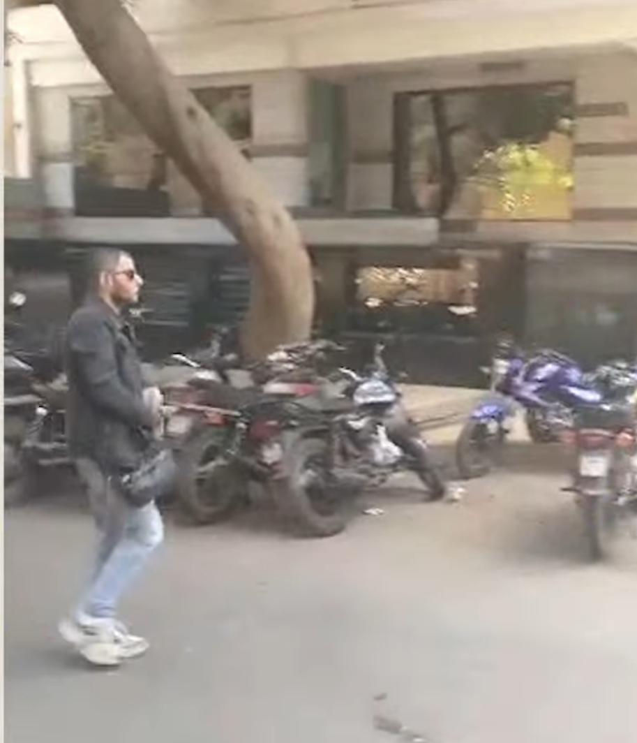 عمر فاروق الفيشاوي يصل المستشفى لوداع والدته