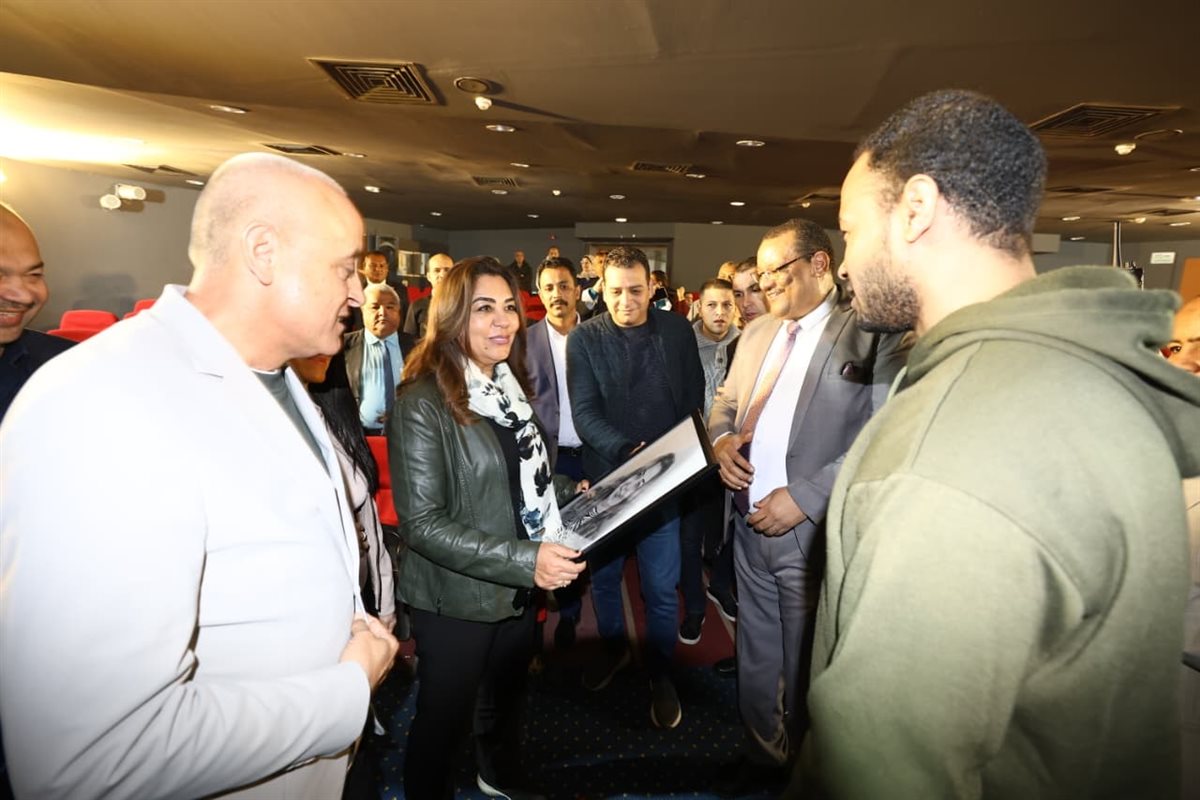 لوحة فنية تبهر الوزيرة