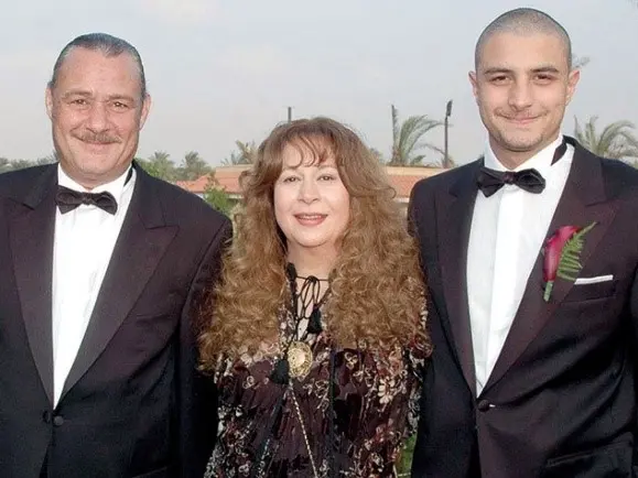 فاروق الفيشاوي وسمية الألفي ونجلهما أحمد