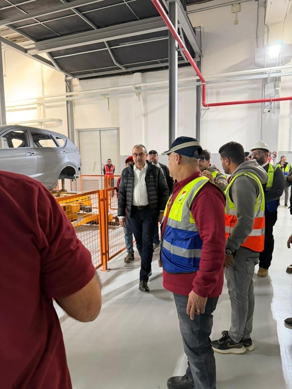 وزير قطاع الاعمال في مصنع إنتاج سيارات الركوب&nbsp;