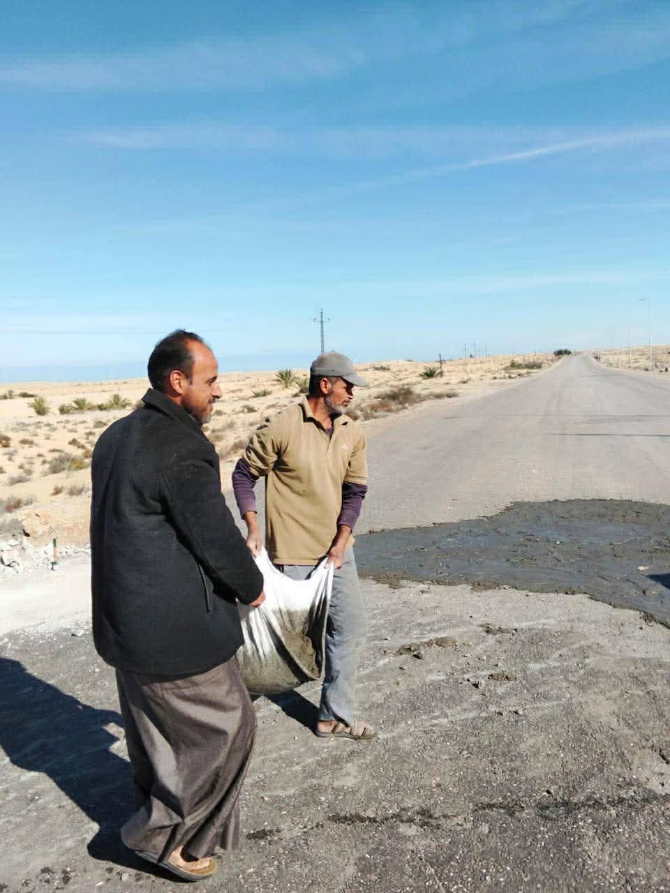 إصلاح الطريق بالجهود الذاتية