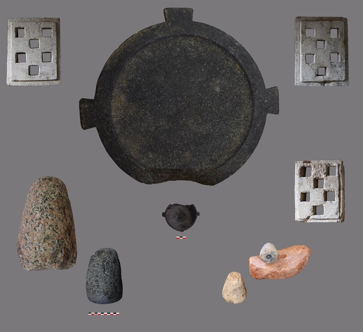 بعض القطع الاثرية التي تم العثور عليها داخل حفائر المرصد الفلكي بتل الفراعين بكفر الشيخ