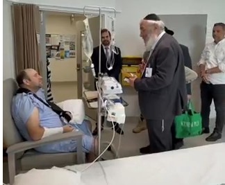 والد أحمد الأحمد يشعل شمعة عيد الأنوار