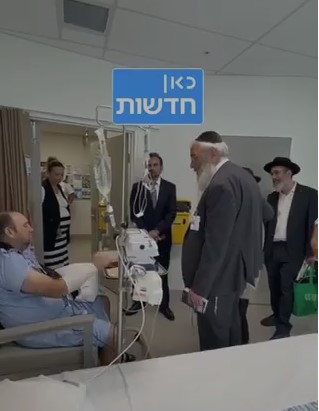 والد أحمد الأحمد يشعل شمعة عيد الأنوار