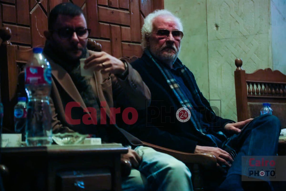 عمر فاروق الفيشاوي في عزاء والدته سمية الألفي