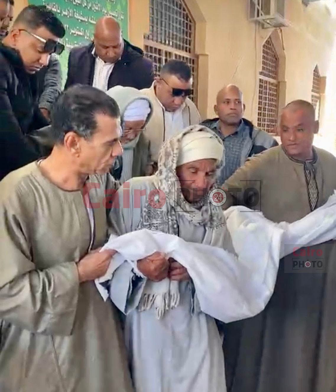 مشهد لافت الشيخ الطيب نجل شقيق الإمام الأكبر