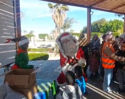 بابا نويل ويوزع هداياه على صغار الجمعيات الخيرية