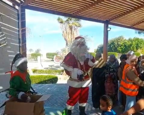 بابا نويل ويوزع هداياه على صغار الجمعيات الخيرية