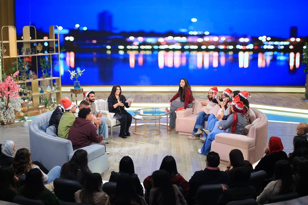 أبطال وصناع مسلسل ميد تيرم مع منى الشاذلي