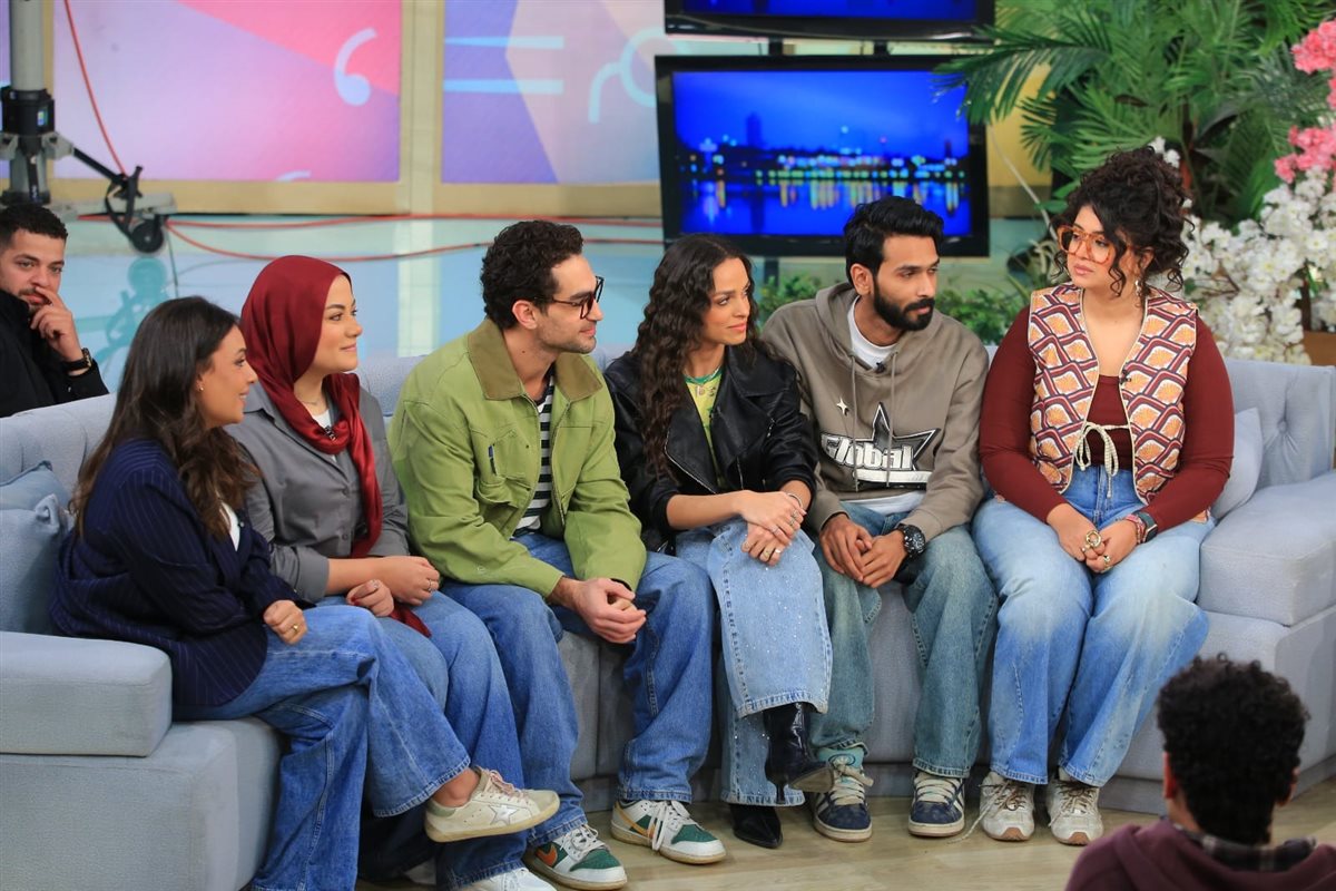 أبطال وصناع مسلسل ميد تيرم مع منى الشاذلي