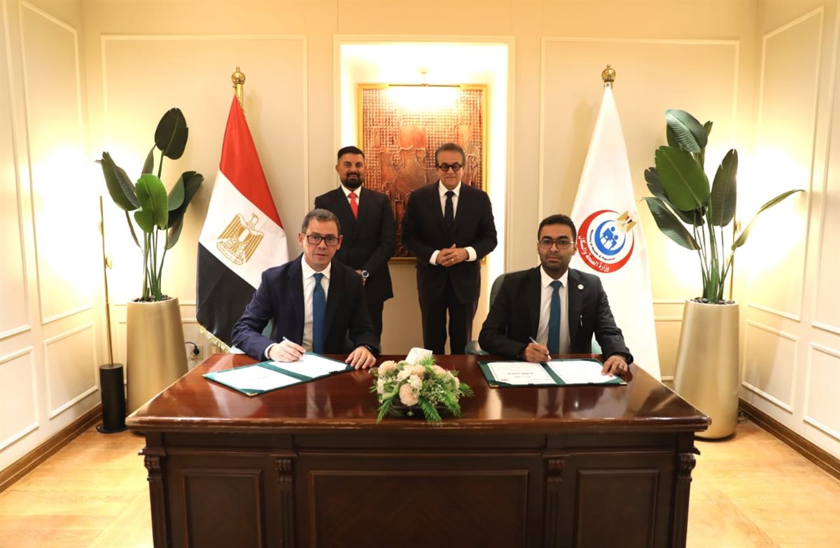 جانب من التوقيع&nbsp;