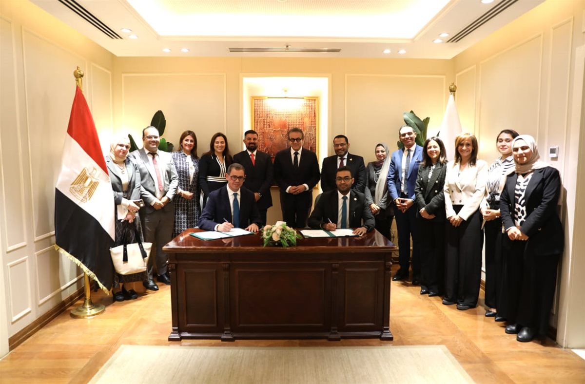 جانب من التوقيع&nbsp;