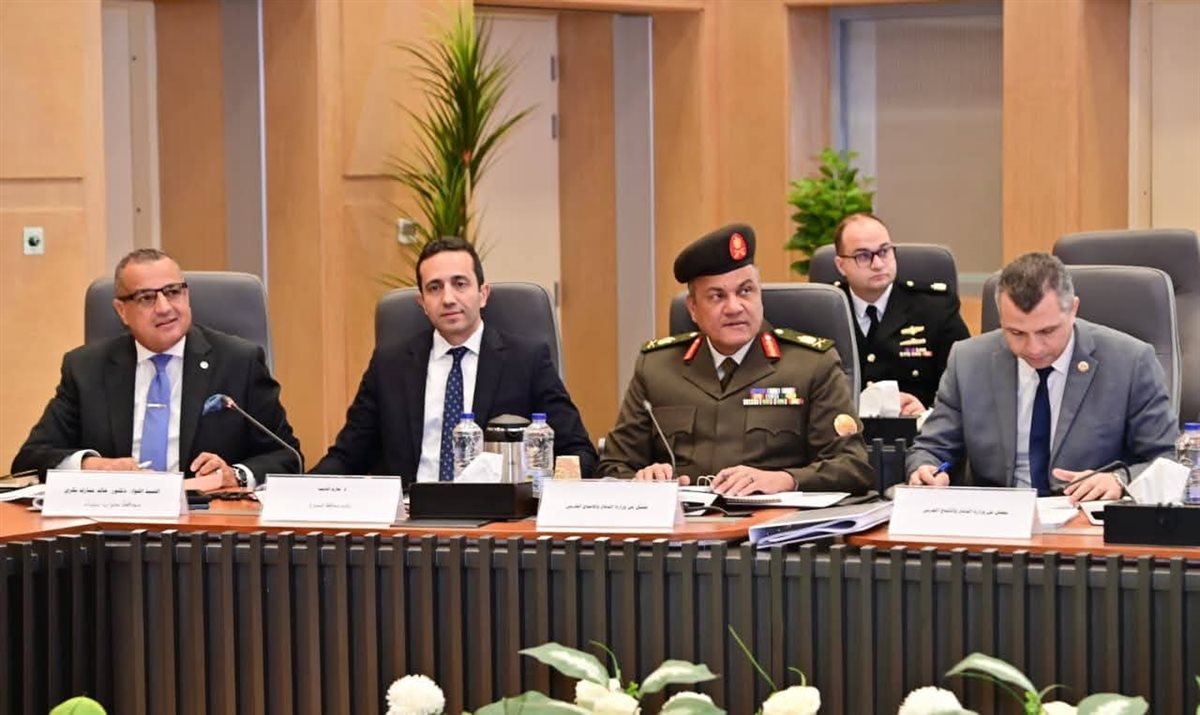 محافظ جنوب سيناء يشارك في اجتماع اللجنة العليا للشواطئ