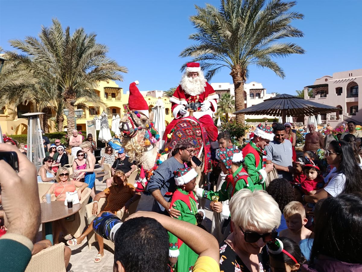 بابا نويل البلجيكي على شواطئ الغردقة 