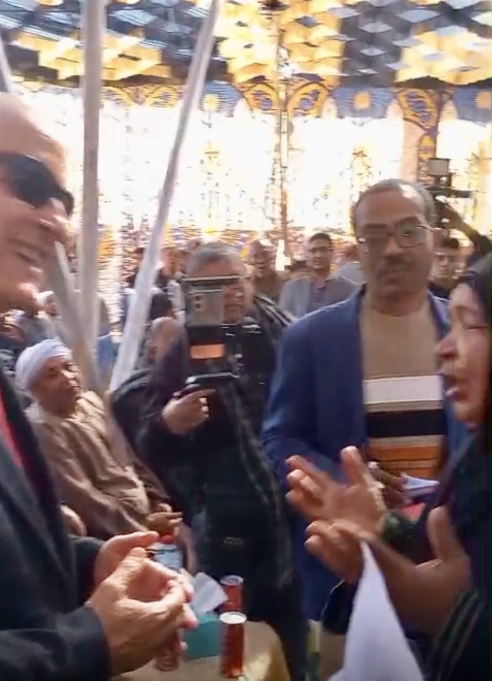 محافظ الأقصر وهدية عمرة لسيدة مسنة