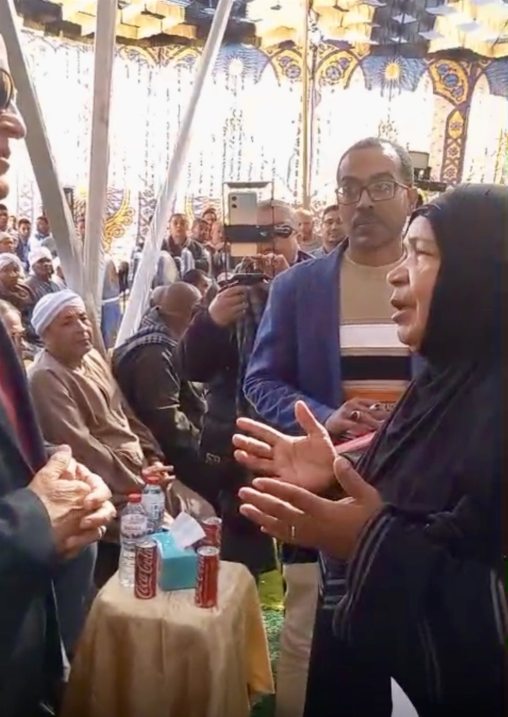 محافظ الأقصر وهدية عمرة لسيدة مسنة