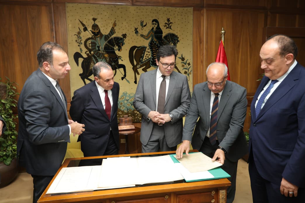 تسليم الوثائق والاتفاقيات