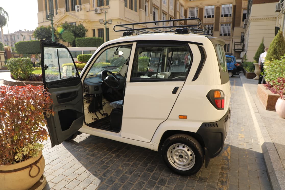 استبدال التوك توك بسيارات الكيوت في شوارع القاهرة