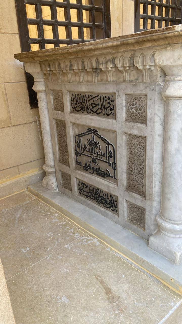 &nbsp;الصور الأولى لقبر أمير الشعراء أحمد شوقي في مقابر الخالدين