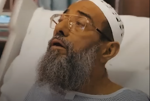 فيديو لـ مؤذن المسجد النبوي الشيخ &nbsp;فيصل النعمان يردد الأذان على فراش المرض