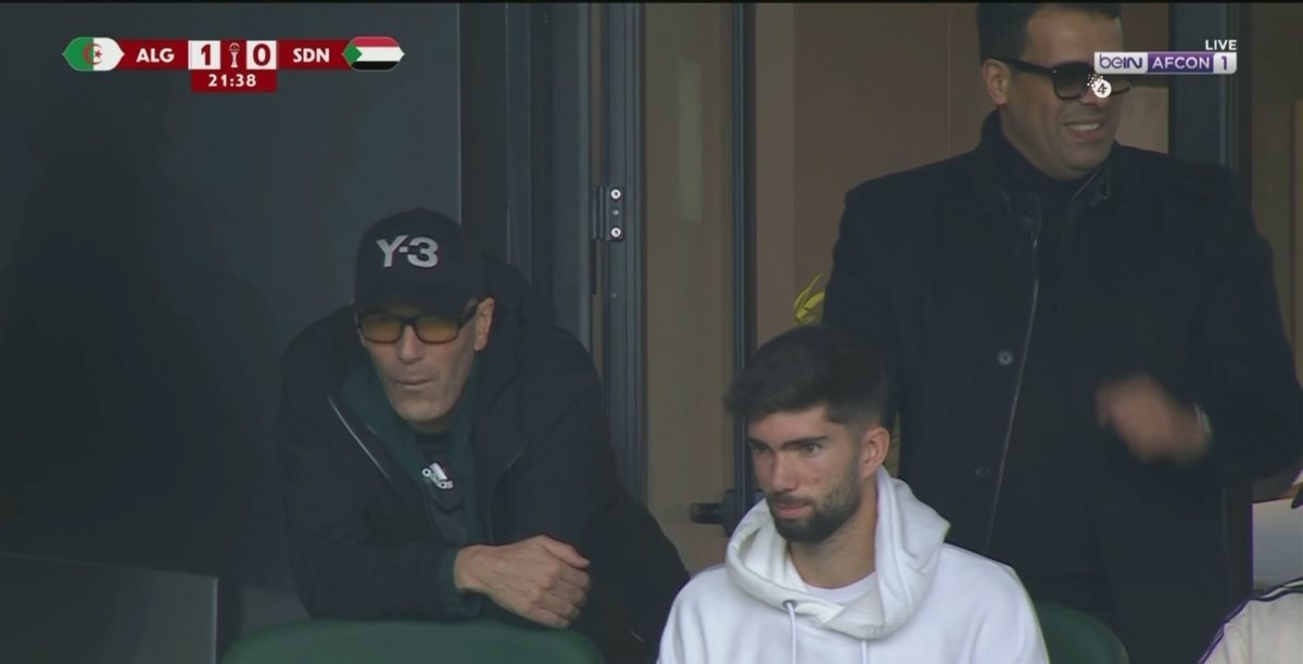 <strong>زين الدين زيدان خلال مؤازرة نجله لوكا حارس مرمى الجزائر في مباراة السودان</strong>