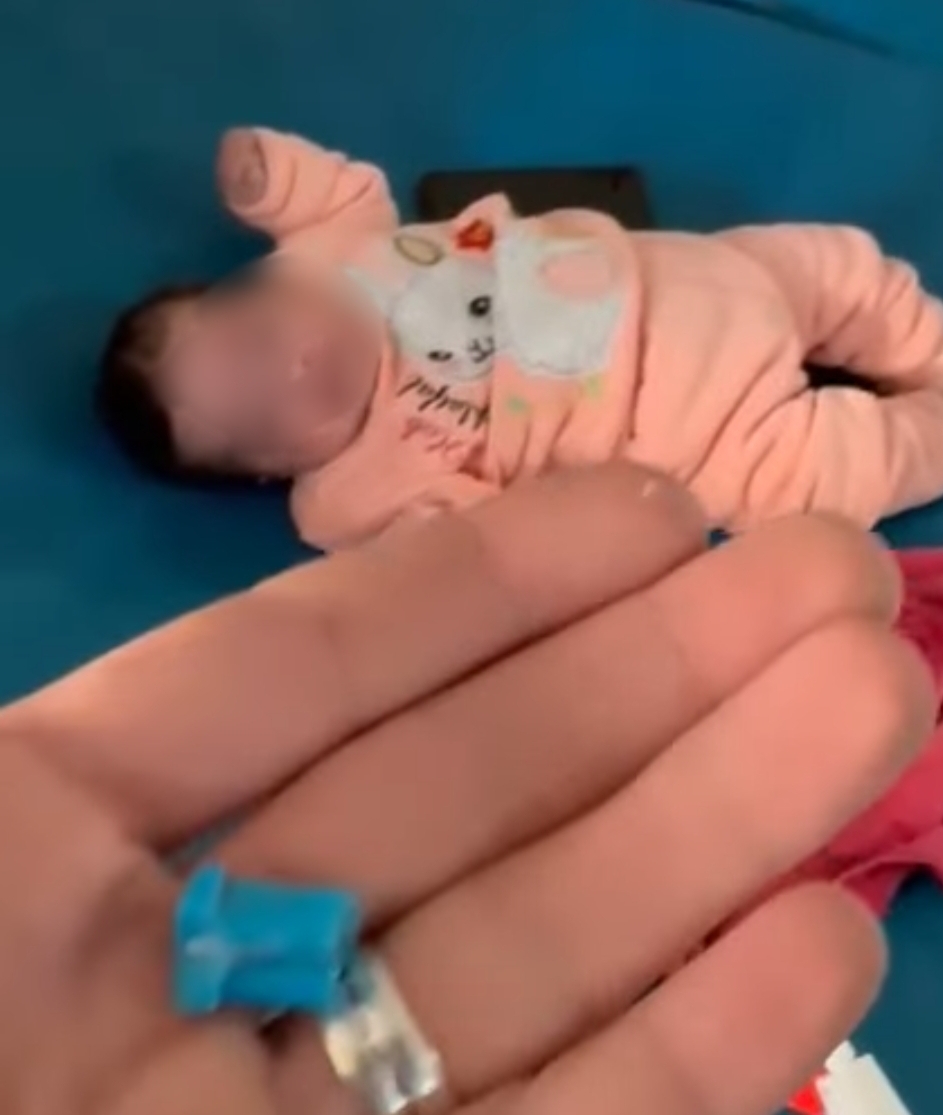 الطفلة والجزء البلاستيك&nbsp;