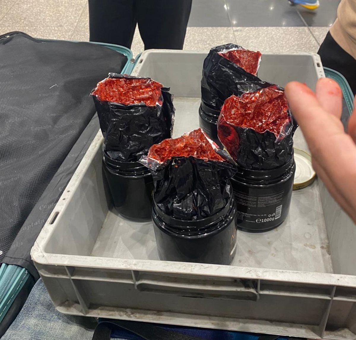 جمارك مطار القاهرة: ضبط 11 كيلو ونصف حشيش مصنع