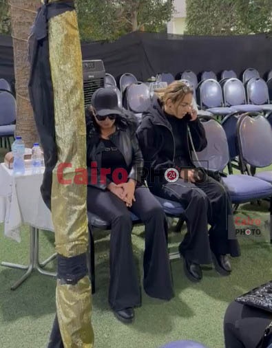 &nbsp;انهيار لمياء الأمير في عزاء شقيقها الفنان الراحل طارق الأمير