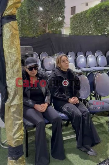 &nbsp;انهيار لمياء الأمير في عزاء شقيقها الفنان الراحل طارق الأمير