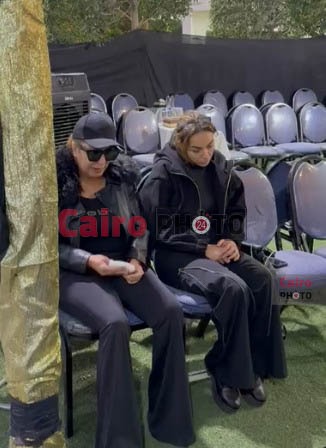&nbsp;انهيار لمياء الأمير في عزاء شقيقها الفنان الراحل طارق الأمير